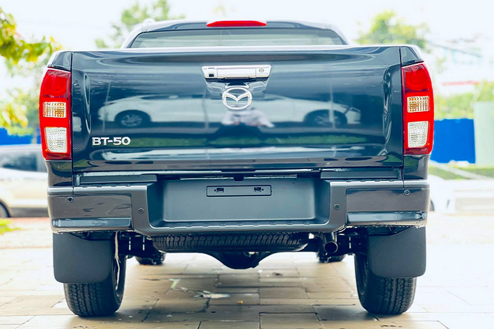 Mazda Việt Nam chưa công bố trang bị “đồ chơi” an toàn và hỗ trợ lái trên BT-50 2021. Tuy nhiên ở Thái Lan, bản full của xe đi kèm với nhiều “đồ chơi” an toàn và hỗ trợ lái hiện đại như: Hệ thống cảnh báo khi có phương tiện ở điểm mù khi xe chuyển làn (ABSM), cảnh báo phương tiện cắt ngang khi lùi (RCTA), Hệ thống kiểm soát động cơ và phanh khi đổ đèo (HDC), Hỗ trợ khởi hành ngang dốc (HLA), 6 túi khí, 4 cảm biến hỗ trợ đỗ xe ở cản trước và sau.