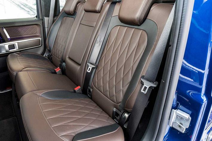 Mercedes-Benz G350d 2021 mới sử dụng động cơ dầu 6 cyl thẳng hàng, dung tích 3.0L (2.925cc), mã OM 656, cho công suất tối đa 386 mã lực 3.400 – 4.600 vòng/phút và mô-men xoắn đạt 600Nm ngay tại dải vòng tua rất thấp, từ 1.200 – 3.200 vòng/phút.