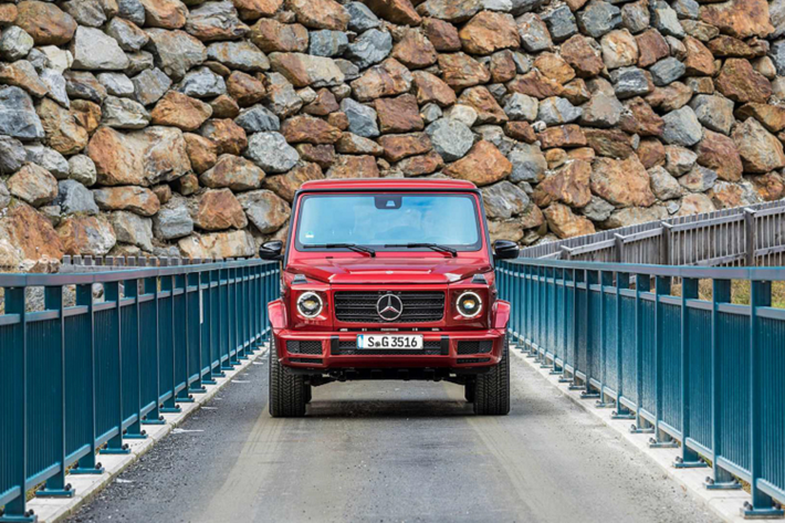 Là dòng SUV mang tính biểu tượng, tất cả phiên bản của G-Class bao gồm G350d 2021 đều mang thiết kế hình dáng hộp đặc trưng, hội tụ nhiều yếu tố hấp dẫn bởi thiết kế không lỗi thời, động cơ mạnh mẽ, mọi chi tiết đều “chắc nịch” bền bỉ từ chiếc cánh cửa đóng nặng, cho đến chiếc bản lề cửa thô vì G-Class là chiếc xe làm ra để yên tâm và tin cậy.