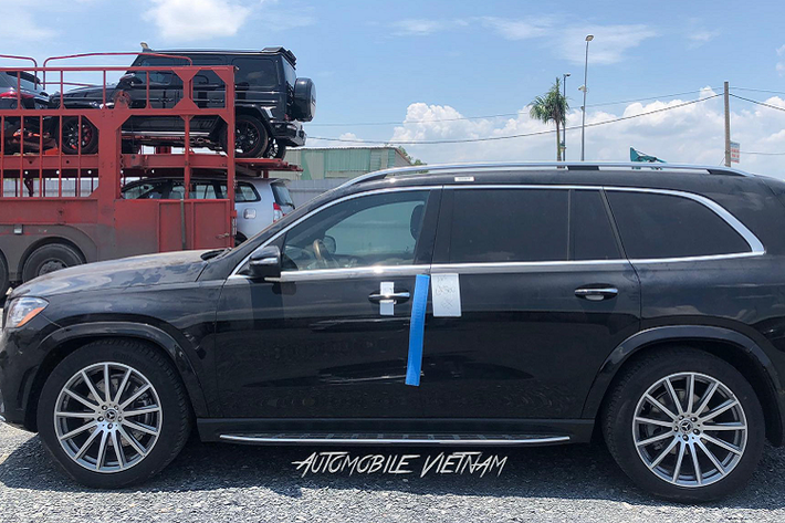 Chiếc Mercedes-Benz GLS thế hệ mới vừa được đưa về nước thuộc phiên bản GLS 580 4Matic, đây là phiên bản không được phân phối chính hãng tại Việt Nam. Chính vì thế, Mercedes-Benz GLS 580 4Matic 2021 mới trở thành món “đồ chơi” độc đáo dành cho những đại gia Việt đề cao công suất mạnh mẽ.