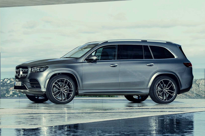 Nội thất Mercedes-Benz GLS sở hữu hệ thống thông tin giải trí MBUX mới sử dụng cặp màn hình 12,3 inch bao gồm màn hình hỗ trợ lái và cảm ứng trung tâm đa kết nối (Apple Carplay và Android Auto), điều hướng và giải trí, hệ thống giải trí MBUX. Bên cạnh các tính năng khác bao gồm hệ thống âm thanh cao cấp.