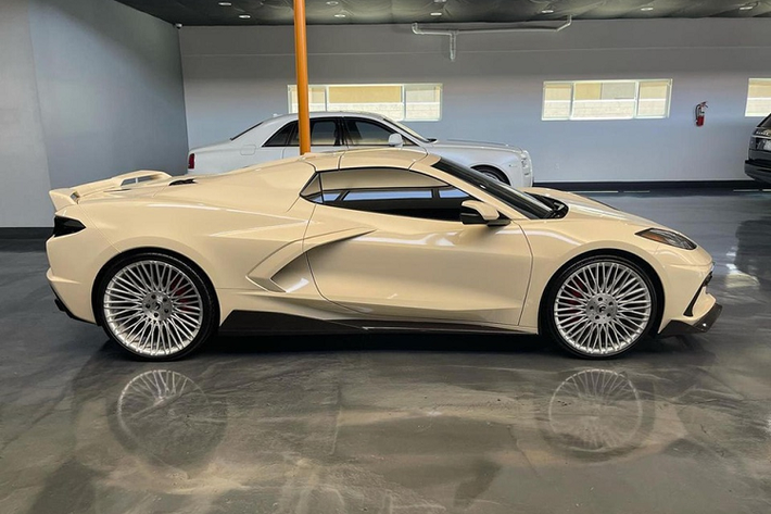 Mẫu xe thể thao này được nâng cấp ngoại hình bởi hãng độ Champion Motoring ở San Diego, California. Chiếc xe Corvette C8 của Jordan Clarkson được sơn lại màu be Gloss Ivory lạ mắt. Ngoài ra, mâm xe đa chấu mới sơn đen cũng tạo điểm nhấn cho ngoại hình.