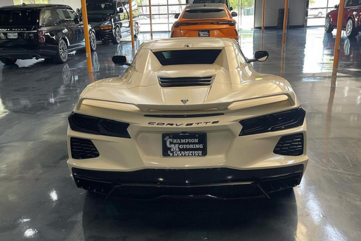 Khả năng tăng tốc của mẫu xe thể thao này không thua kém những siêu xe Italy, 0-100 km/h trong vòng 3 giây, trước khi đạt vận tốc tối đa 305 km/h. Tại Mỹ, giá bán của Chevrolet Corvette C8 Stingray từ 60.000 USD.