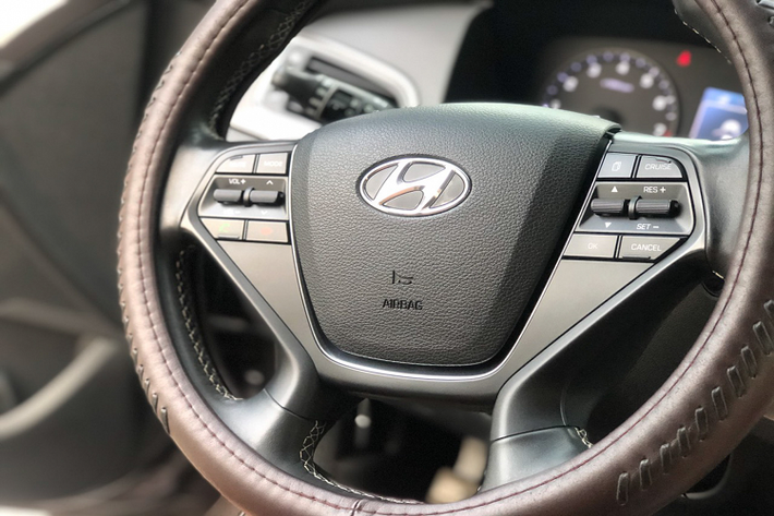 Thế hệ thứ 7 sau đó đã không thành công như mong đợi, tại thời điểm được Hyundai Thành Công ra mắt hồi năm 2014, Hyundai Sonata 2.0 nhập chính hãng có giá bán lên đến 1,06 tỷ đồng, đây là một mức giá khá cao, khiến Sonata khó cạnh tranh được với các đối thủ Nhật như: Toyota Camry hay Mazda6.