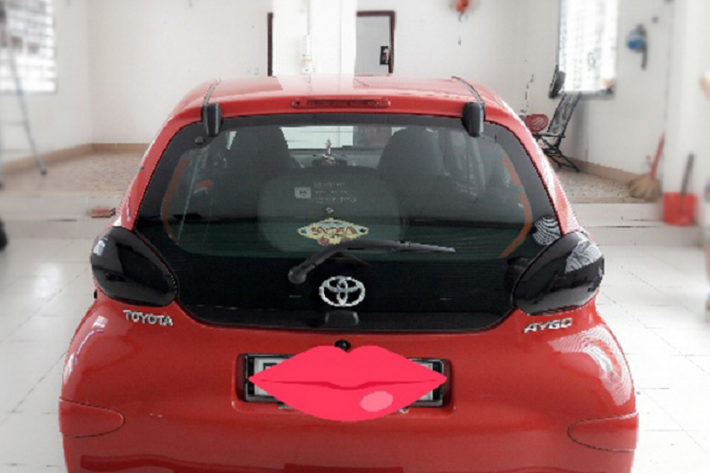 Nội thất Toyota Aygo được thiết kế đơn giản hướng vào sự tiện dụng, vô lăng thiết kế nhỏ nhắn để tiết kiệm không gian để chân. Ghế ngồi bọc Nỉ chỉnh cơ, đồng hồ hỗ trợ lái thiết kế đơn giản.