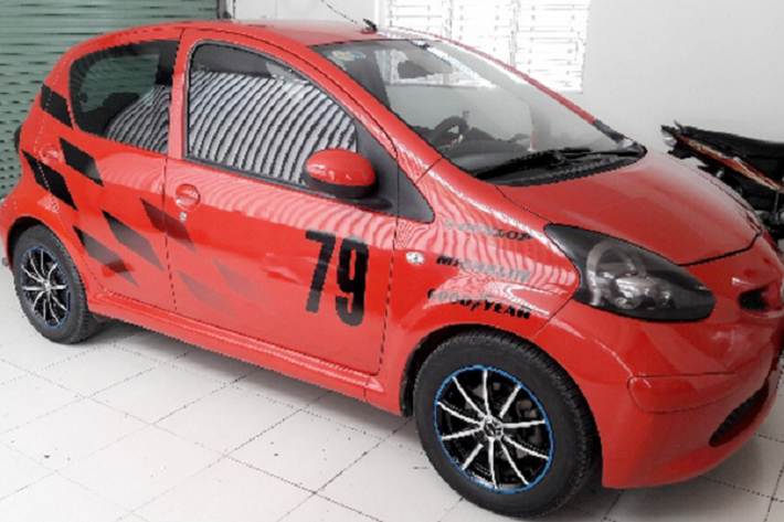 Toyota Aygo sử dụng động cơ xăng 3 xy-lanh thẳng hàng, dung tích 1.0L hút khí tự nhiên, mã 1KR-FE cho công suất tối đa 68 mã lực tại 6.000 vòng/phút và mô-men xoắn cực đại 93Nm tại 3.600 vòng/phút. Sức mạnh được truyền xuống thông qua hộp số sàn và tự động 5 cấp.
