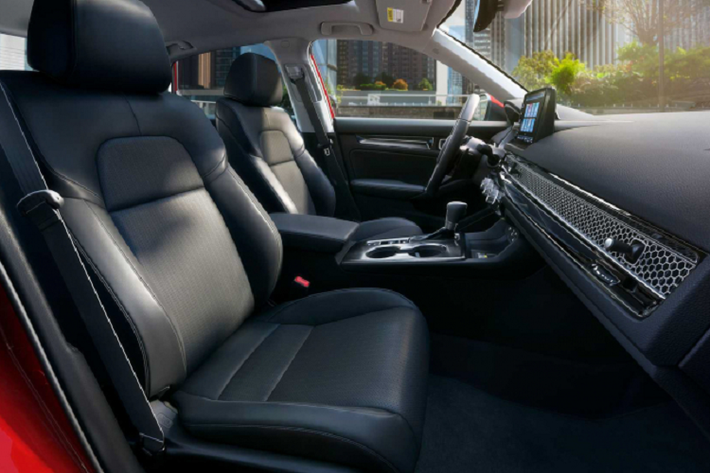 Đèn hậu LED được thiết kế tinh tế và hiệu quả về mặt khí động học. Hệ thống đèn LED được sử dụng nhiều cho ngoại thất, bao gồm đèn pha, LED ban ngày và đèn sương mù. Theo Honda, Civic sẽ có 8 màu ngoại thất, 3 trong số đó là màu mới: Xám thiên thạch, Xám ngọc trai và Xanh kim loại.