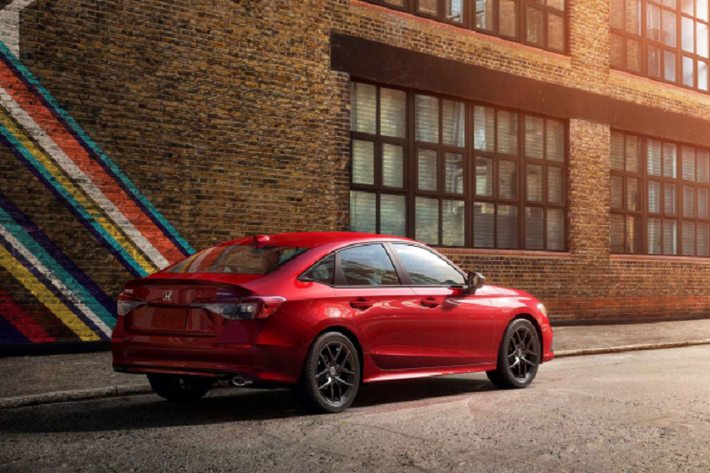 Treo trước kiểu MacPherson trong khi treo sau đa liên kết. Civic thế hệ mới đã được cải tiến hệ truyền động để tăng hiệu suất và tiết kiệm nhiên liệu, cầm lái thú vị hơn. Khung gầm mới của xe đã được tăng độ cứng vững với cấu trúc thân xe ứng nhất trong các đời Civic. Theo Honda, nó cải thiện 8% về độ cứng xoắn và cải thiện 13% về độ cứng uốn so với thế hệ trước (GEN 10).