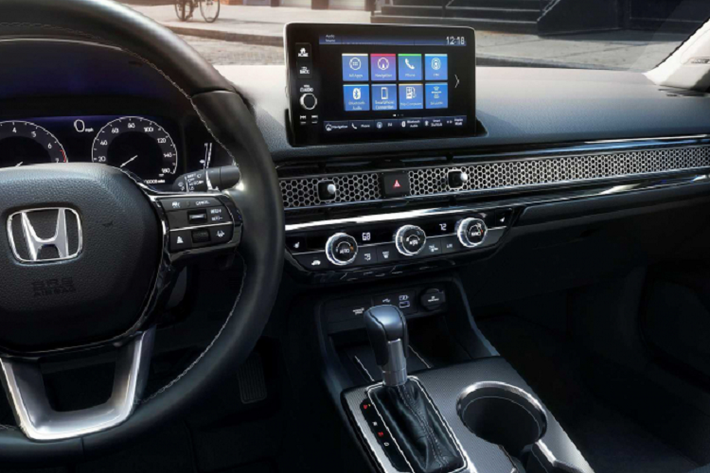 Về động cơ, Honda Civic 2022 có 2 lựa chọn động cơ xăng 4cyl DOHC i-VTEC 1.5L tăng áp và 2.0L hút khí tự nhiên. Trong đó, máy xăng 2.0L cho công suất 158 mã lực tại 6.500 vòng/phút và mô-men xoắn cực đại 188Nm tại 4.200 vòng/ phút. Trong khi bản máy xăng 1.5L tăng áp mang lại công suất 180 mã lực tại 6.000 vòng/phút và mô-men xoắn cực đại 240Nm trong dải vòng tua 1.700 – 4.500 vòng/ phút.