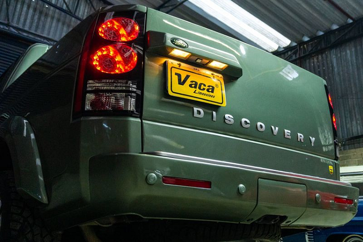 Do đó, công ty VA-K Innovation có trụ sở tại ngay bên ngoài thành phố Guadalajara, Mexico đã dành 5 tháng để chuyển đổi một chiếc Discovery thế hệ LR4 hành một chiếc xe bán tải sang trọng.