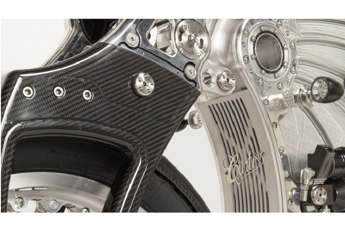 Bộ pin và mô-tơ của xe được bố trí trong cụm mô-đun, khung xe được làm từ nhôm vay cùng các kết cấu khác được làm bằng sợi carbon, giúp giảm đáng kể trọng lượng cho xe. Xe sử dụng bộ vành nhôm cao cấp kích thước 19 inch. Một điểm đáng chú ý nữa là khách hàng có thể điều chỉnh góc xeđánh lái của xe với góc 27 độ, dành cho xe có trục cơ sở ngắn và 31 độ dành cho xe có trục cơ sở dài.