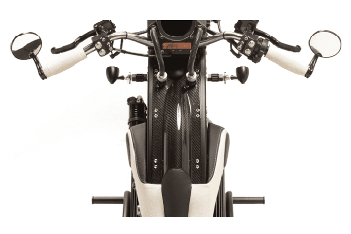 Ngoài ra, yên xe cũng có thể thay đổi độ cao, từ 736,6 mm cho đến 685,8 mm, tuỳ thuộc vào chiều dài cơ sở của xe. Theo Curtiss, phần gác chân của chiếc One cũng khá linh hoạt khi cho phép người dùng thây đổi vị trí. Cuối cùng, tổng trọng lượng của xe chỉ ở mức 192 kg, khá hợp lý với một mẫu môtô điện.