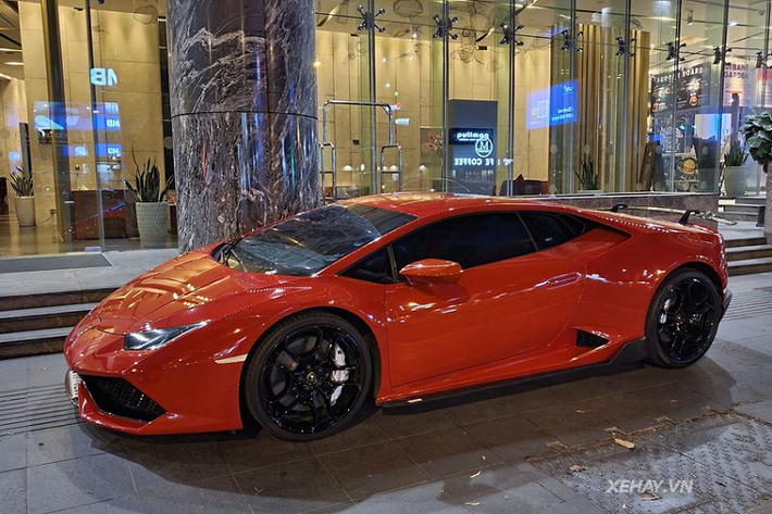 Ban đầu, siêu xe Lamborghini Huracan này sở hữu màu xanh cốm nguyên bản và cũng từng đổi nhiều màu thông qua việc dán decal, nhưng hiện tại xe đã được sơn lại trong sắc đỏ rực rỡ. Đây chính là một trong những chiếc Huracan đầu tiên có mặt tại Việt Nam.