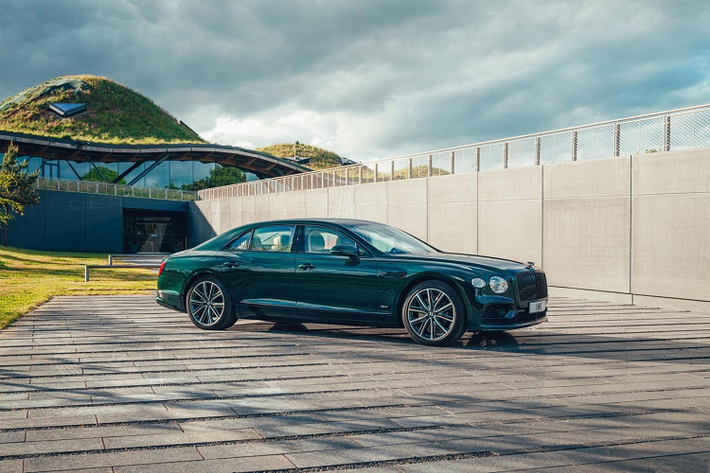 Cụ thể, Flying Spur Plug-in Hybrid mới sở hữu hệ truyền động gồm động cơ V6 2.9L công suất 410 mã lực và mômen xoắn cực đại 550 Nm, đi kèm với đó là mô-tơ điện có công suất 134 mã lực và mômen xoắn cực đại 400 Nm.