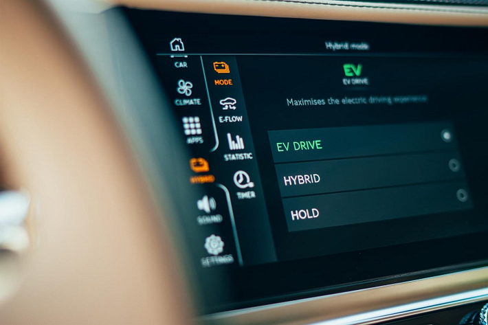 Tổng hợp hai động cơ này mang đến cho chiếc Bentley Flying Spur Plug-in Hybrid tổng công suất 536 mã lực và mômen xoắn cực đại 750 Nm, mạnh hơn chiếc Bentayga Hybrid đến 95 mã lực. Cũng nhờ đó mà Flying Spur Plug-in Hybrid mới có thể tăng tốc từ 0 - 100 km/h trong 4,3 giây và đạt vận tốc tối đa 285 km/h.