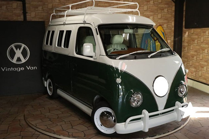 Một trong những xưởng độ như thế là Cal Stage tại Osaka. Cửa hiệu đặc biệt này có thể biến đổi thủ công đủ dạng xe kei thành một số mẫu xe phương Tây cổ điển nổi tiếng nhất trong lịch sử. Những chiếc xe van ở ảnh trên trông có vẻ như là xe cổ điển xịn, nhưng chúng có thể đánh lừa bạn. Hãy nhìn kỹ hơn và bạn sẽ bắt đầu nhận ra rằng mỗi chiếc thực tế là một “bản nhái thu nhỏ” được chế tạo dựa trên khung gầm xe kei hiện đại.