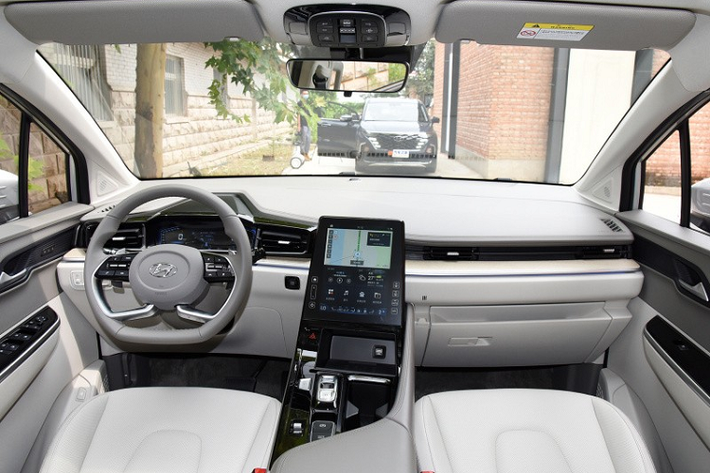 Bên ngoài, mẫu xe MPV Hyundai Custo 2022 cũng có một số chi tiết thiết kế khá giống với Tucson thế hệ mới như lưới tản nhiệt không viền, nối liền với đèn pha. Ngay cả dải đèn LED định vị ban ngày “Parametric Hidden Lights” nằm chìm vào bên trong lưới tản nhiệt cũng giống với Hyundai Tucson mới.