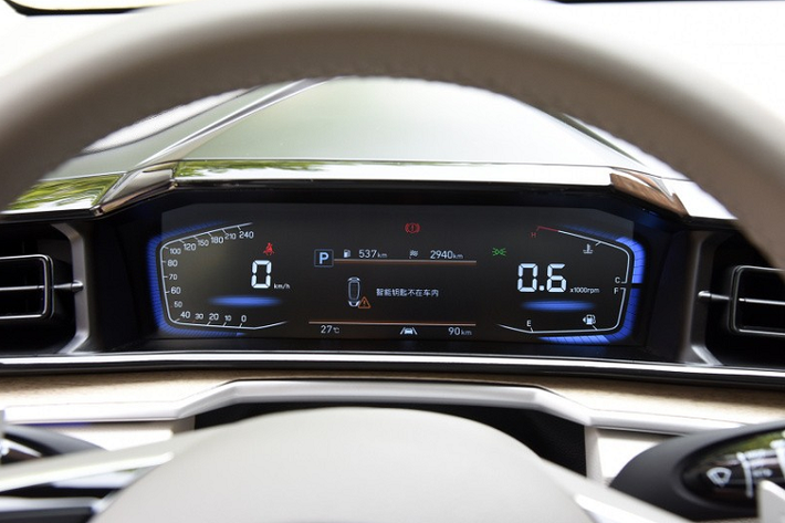 Ngoài ra, Hyundai Custo 2022 còn có những chi tiết đáng chú ý khác như viền mạ crôm trên cản trước, tấm ốp gầm giả màu bạc, gầm khá cao như xe SUV, cửa trượt đặc trưng của phân khúc MPV, có thể mở rộng 715 mm, vành hợp kim 5 chấu kép phối 2 màu thể thao, viền mạ crôm dày dặn ở cột D, đèn hậu hình chữ "C" nối liền với nhau bằng dải đèn LED và cửa cốp chỉnh điện.