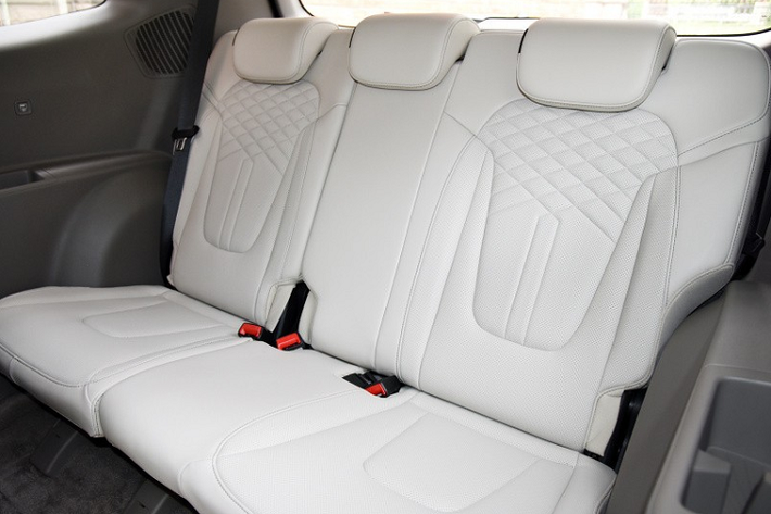 Khi mua Hyundai Custo 2022, khách hàng Trung Quốc sẽ được hưởng một số tiện nghi nội thất như bảng đồng hồ kỹ thuật số, cửa sổ trời toàn cảnh 2 mảnh, sạc điện thoại thông minh không dây, ghế sưởi/làm mát, rèm cửa sổ và khoang hành lý có thể tích 262 lít, đủ để chứa 6 chiếc va ly 20 lít.