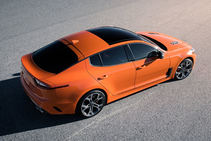 Kia Stinger 2022 thuộc phiên bản nâng cấp giữa vòng đời (facelift). Nhờ vậy, chiếc sedan này được thay đổi khá nhiều. Stinger 2022 có lưới tản nhiệt mũi hổ thiết kế lại, đèn chiếu sáng LED tích hợp dải đèn LED daylight. Đuôi xe có đèn hậu LED họa tiết mới.