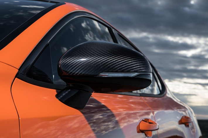 Ngoài ra, Kia còn cung cấp gói nâng cấp thể thao cho Stinger 2022 gồm cánh gió sau, huy hiệu màu đen, mâm sơn đen, ống xả tối màu và các chi tiết trang trí bằng carbon. Gói nâng cấp này có giá 1.295 USD.