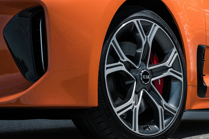 Chiếc sedan của Kia được trang bị bộ mâm hợp kim 18 inch hoặc 19 inch thiết kế mới.