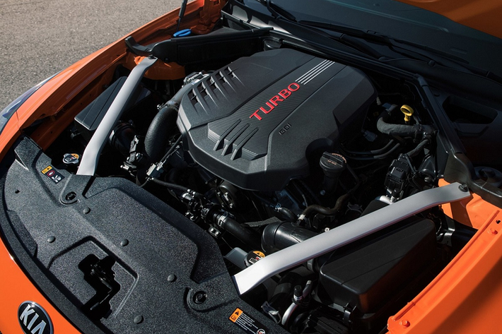 Cao nhất là giá xe Kia Stinger GT2 2022 có mức bán ra từ 54.500 USD (khoảng 1,26 tỷ đồng), tăng 900 USD so với đời trước. Stinger GT2 được trang bị động cơ tăng áp kép V6 3.3L, sản sinh công suất 368 mã lực và mô-men xoắn 510 Nm. So với Stinger tiêu chuẩn, bản GT2 có hệ thống treo điện tử, hệ thống âm thanh, ghế ghi nhớ vị trí…