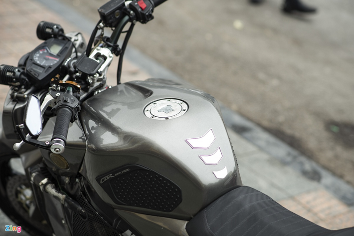 Phần bình xăng được giữ nguyên bản, nhưng được gắn thêm 2 cửa hút gió lớn, giúp lấy gió tốt hơn và cho chiếc xe một ngoại hình bề thế hơn khi nhìn từ phía trước.