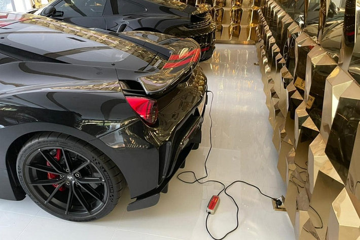 Ngoài bộ áo màu đen cùng sọc đỏ, siêu xe Ferrari 488 Pista này vẫn được trang bị động cơ xăng V8, tăng áp kép, dung tích 3,9 lít, sản sinh công suất tối đa 711 mã lực tại tua máy 8.000 vòng/phút và mô-men xoắn cực đại 770 Nm tại tua máy 3.000 vòng/phút.