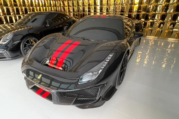 Đây hiện là 1 trong số ít siêu xe Ferrari 488 Pista hàng hiếm đang lăn bánh tại đất nước Campuchia. Xe mang màu đen cùng với điểm nhấn là sọc màu đỏ nổi bật chạy từ cản va trước, lên nắp capô, kéo dài đến trần và ra phía sau xe khá đẹp mắt.