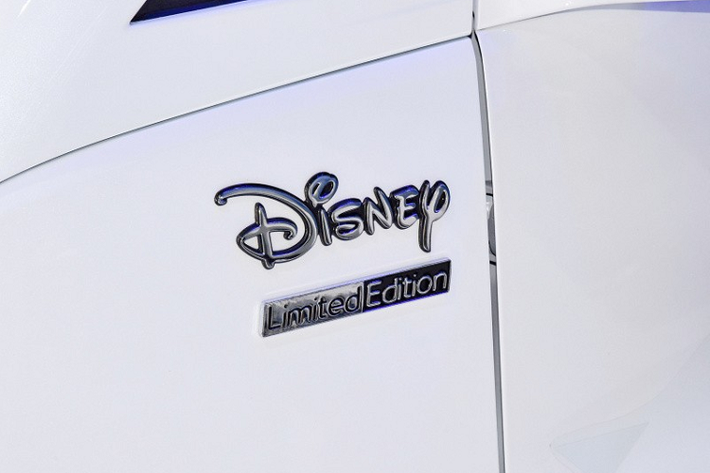 Bên trong xe là không gian nội thất phối màu "tông xuyệt tông" với ngoại thất. Trong khi đó, tựa đầu ghế được thêu dòng chữ "Disney". Tiếp đến là mặt táp-lô khá đơn giản, bảng đồng hồ với màn hình LCD 7 inch và cần số sau vô lăng. Tuy nhiên, xe không có màn hình thông tin giải trí, tương tự Wuling Hongguang Mini EV.