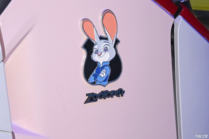 Nếu như Wuling NanoEV Disney Zootopia Judy Limited Edition được sơn màu hồng thì Nick Limited Edition lại khoác "bộ cánh" màu xanh lá. Ngoài ra, Wuling NanoEV Disney Zootopia Judy Limited Edition còn đi kèm đề-can và logo hình "cô thỏ" Judy trên thân xe.