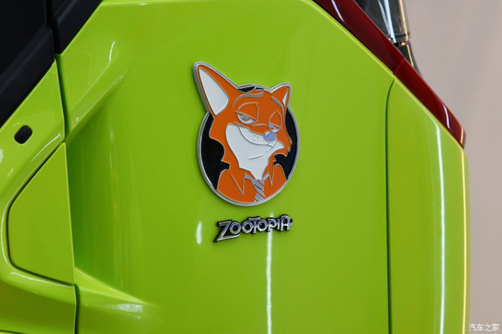 Trong khi đó, Wuling NanoEV Disney Zootopia Nick Limited Edition được trang bị đề-can và logo hình "anh chàng cáo" Nick. Dù ở phiên bản nào thì xe cũng có logo Disney Limited Edition trên chắn bùn trước.