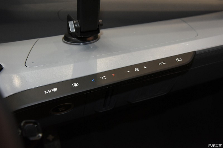 Người dùng có thể sạc pin cho xe bằng nguồn điện ở nhà hoặc dùng hệ thống sạc nhanh 6,6 kW. Thời gian sạc pin cho xe rơi vào khoảng 4,5 tiếng đồng hồ.