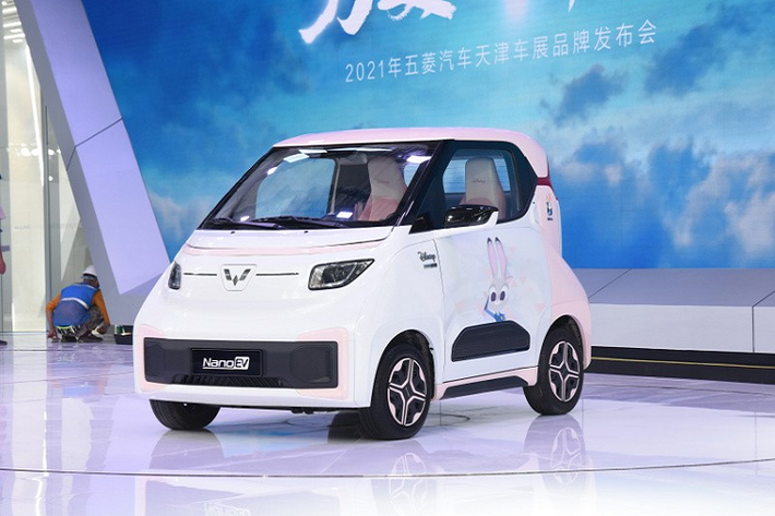 Trong triển lãm Ô tô Thiên Tân 2021 hiện đang diễn ra tại Trung Quốc, thương hiệu Wuling đã vén màn mẫu ôtô điện giá rẻ mang tên NanoEV Disney Zootopia 2022 mới. Đây là mẫu xe đặc biệt, được ra đời dưới sự hợp tác giữa thương hiệu Wuling và hãng phim Disney. Đó là lý do vì sao xe được đặt tên theo bộ phim hoạt hình Zootopia từng đoạt giải Oscar năm 2017.