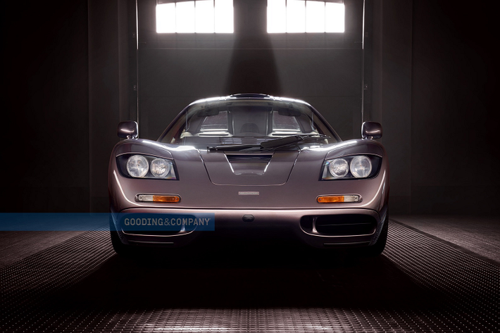 Đây là chiếc McLaren F1 hàng hiếm duy nhất mang ngoại thất màu nâu Creighton Brown - được đặt theo tên của Giám đốc thương mại của McLaren ở giai đoạn F1 được sản xuất.