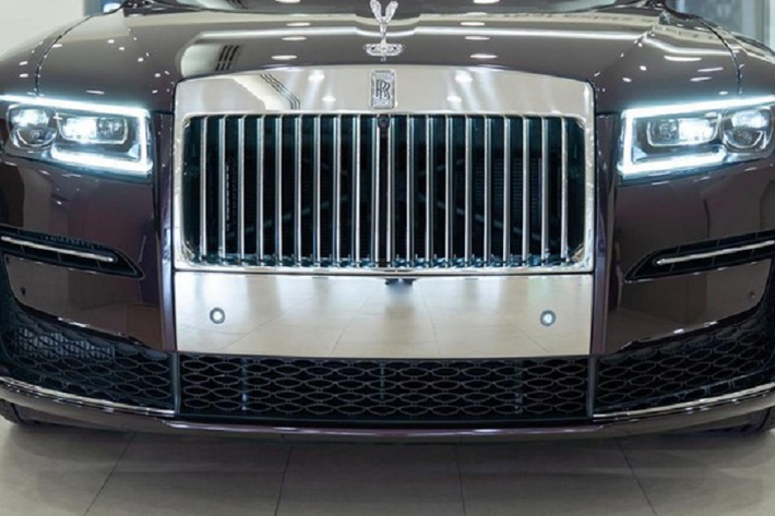 Illuminated Fascia đi kèm logo "Ghost" phát sáng nằm giữa hơn 850 "ngôi sao". Chiếc xe siêu sang Rolls-Royce Ghost thế hệ hoàn toàn mới sẽ dùng động cơ xăng V12, tăng áp kép, dung tích 6.75 lít, tạo ra công suất tối đa 563 mã lực tại vòng tua máy 5.000 vòng/phút và mô-men xoắn cực đại 850 Nm tại vòng tua máy 1.600 vòng/phút như trước.