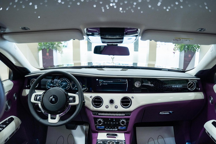 Khi người lái tắt máy xe, chòm sao trên mặt táp-lô sẽ biến mất hoàn toàn. Những tính năng đáng chú ý khác của Rolls-Royce Ghost Extended 2021 bao gồm mở cửa chỉnh điện, hệ thống âm thanh Bespoke Audio 18 loa, trần xe bầu trời sao Starlight Headliner mới và hệ thống phát Wi-Fi.