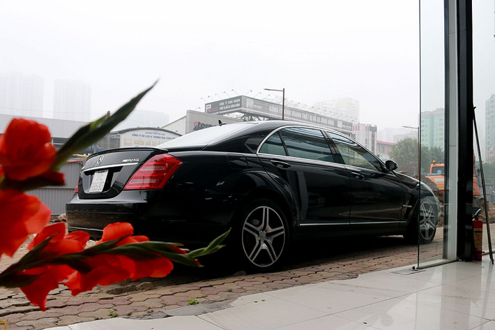 Mức giá của các mẫu xe này sẽ tùy thuộc vào đời xe, độ mới, số ODO… vốn được định giá bằng cách chăm sóc và bảo dưỡng của chủ nhân trước đó. Dẫu vậy, chiếc xe vẫn còn rất mới chứng tỏ chủ nhân đã chăm sóc chiếc xe rất cẩn thận, chiếc Mercedes Benz S class S550 đời 2008 hiện đang được rao bán với mức giá 890 triệu đồng. Cùng số tiền này, người mua đã có thể mua được chiếc Lux A bản tiêu chuẩn.