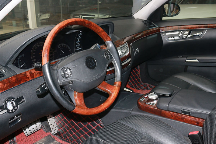 Theo thông tin đại lý cho biết, chiếc Mercedes Benz S-Class S550 thuộc phiên bản năm 2008, được đăng ký lần đầu năm 2013. Đây là chiếc xe tư nhân, biển Hà Nội và vừa được đi bảo dưỡng định kỳ. Xe nhập khẩu từ Đức. Số km lăn bánh là 89.000km và đã lên full-options với các tính năng hiện đại như: 2 cửa nóc, sưởi ghế, sấy ghế, rèm điện, cốp điện, ghế da cao cấp Brabus, camera lùi.
