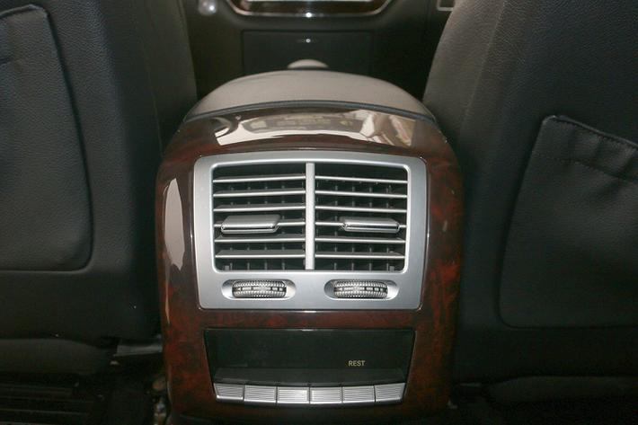 Kết hợp hệ dẫn động cầu sau (RWD) thông qua hệ dẫn động 7 cấp. S550 vẫn là một trong dòng xe được hãng xe Đức lắp động cơ cỡ lớn, hiện tại động cơ V8 chỉ còn thấy trên một số dòng xe cực kỳ đắt tiền như S63 với dung tích chỉ còn 4.0L tích hợp tăng áp kép (Biturbo).