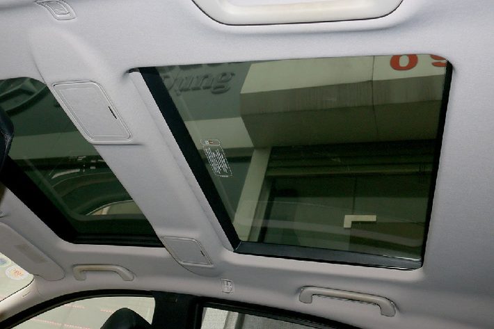 Bên cạnh một số trang bị thiết thực khác như: đề nổ Start/Stop, cốp điện, đèn pha (có rửa đèn) &amp; gạt mưa tự động, CD 06 đĩa, cần số sau vô lăng, camera lùi, cảm biến quanh xe và hơn thế nữa.