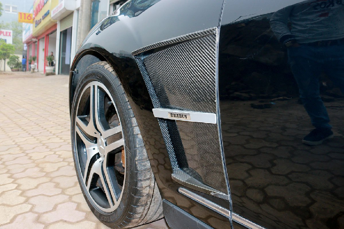 Xét một cách tổng quan, nội thất bên trong xe vẫn còn rất mới mặc dù không thể tránh khỏi chất liệu ghế da đã bị xuống cấp.