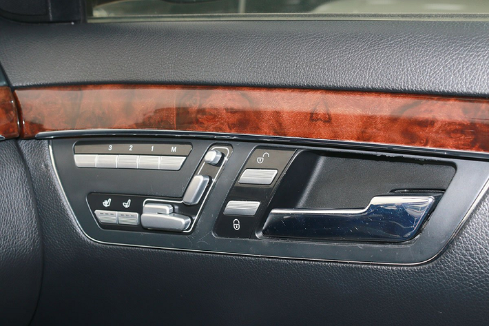 Cách đây hơn chục năm trước, S550 đời 2008 là một trong những chiếc xe hạng sang cỡ lớn "sang chảnh" nhất thị trường khi trang bị nhiều "đồ chơi" tiện nghi và hỗ trợ lái cao cấp, mà người mua không thể thấy trên các dòng xe phổ thông ngày nay trong tầm giá 900 triệu như: nội thất bọc da ốp gỗ cao cấp, chức năng nâng hạ gầm 4 bánh, 10 túi khí an toàn, rèm che nắng điều khiển điện, dàn âm thanh Harman Kardon 14 loa &amp; sub.