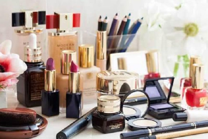 Mỹ phẩm: Tương tự thuốc chữa bệnh, mỹ phẩm về bản chất cũng là các dạng hợp chất hay dược liệu tổng hợp. Do đó, việc để mỹ phẩm trong xe ôtô trời nắng nóng cũng sẽ gây nguy hiểm khi sử dụng.