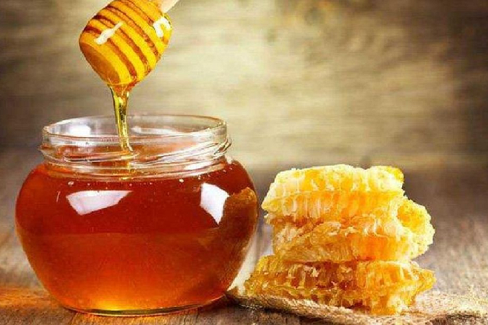 Mật ong: Ngoài đồ uống có ga thì những chai hoặc can mật ong cũng hoàn toàn có thể bục vỡ trong môi trường nóng. Mật ong vốn dĩ rất đặc và luôn co lại trong môi trường nhiệt độ lạnh và nở bung khi bị nóng