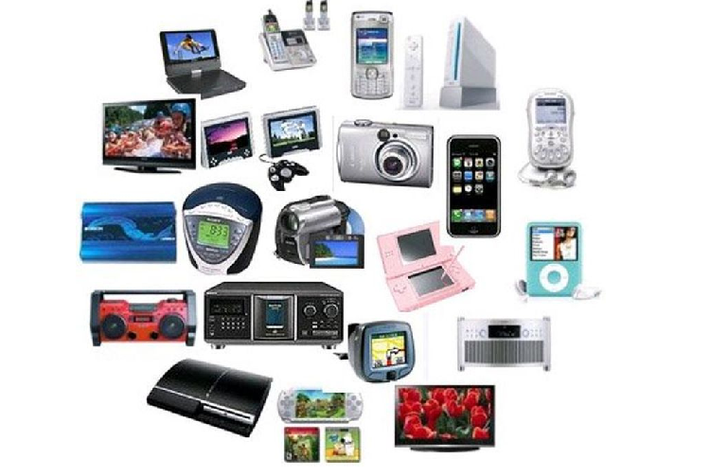 Đồ điện tử: Khi để đồ điện tử như smartphone, máy vi tính, máy ảnh… ở trong xe phơi dưới nắng hè, một loạt linh kiện có thể bị biến dạng, mất chức năng sử dụng. Đáng sợ hơn, trong nhiều trường hợp bị quá nhiệt, pin của các thiết bị điện tử hoàn toàn có thể phát nổ. Bởi vậy, để đồ điện tử trong xe vào mùa hè nắng nóng sẽ rất dễ hư hỏng thậm chí gây nguy hiểm cho người sử dụng