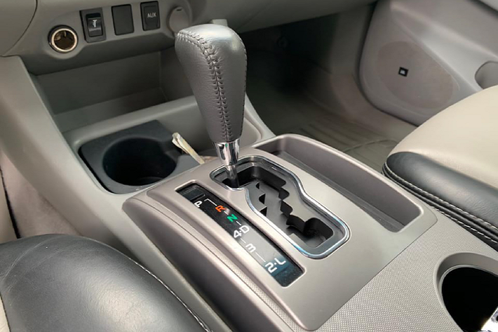 Nội thất của Toyota Tacoma đời 2009 khá đơn giản với hệ thống thông tin giải trí giống như các đời xe cũ trước đây, các chi tiết nội thất bọc da cao cấp, trang bị chìa khoá cơ với nhiều tiện nghi thực dụng đủ dùng ở mức cơ bản. Chủ xe đã nâng cấp thêm camera lùi và cặp lề.