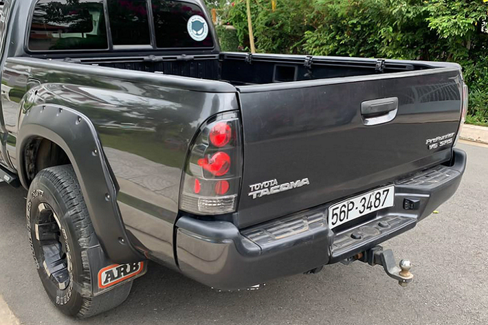 So với “người anh em” Hilux, Toyota Tacoma sở hữu thiết kế rộng rãi hơn, đi kèm với khả năng vận hành bền bỉ và khả năng chịu tải cao. Dòng xe Tacoma được thiết kế để phù hợp với thị hiếu người dùng Bắc Mỹ, vốn thường sử dụng xe bán tải để làm phương tiện di chuyển cho cá nhân, bên cạnh sự linh động thuận tiện để chở hàng hoá.