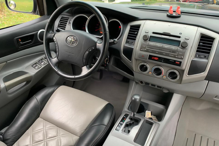 Tacoma sở hữu kích thước (DxRxC) lần lượt: 5.620 x 1.895 x 1.780mm đi cùng với chiều dài cơ sở 3.570mm. Kích thước của chiếc Tacoma này lớn khoảng nửa mét về chiều dài cơ sở nếu so với “người anh em” Toyota Hilux có chiều dài tổng thể khoảng 5,3m, đi cùng với chiều dài cơ sở 3.085mm.